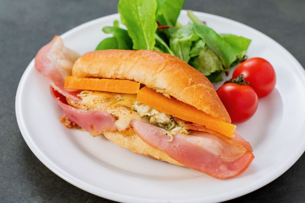 ミモレットチーズのサンドイッチ,ニセコチーズ工房の長期熟成チーズの椛momijiをパンに挟む