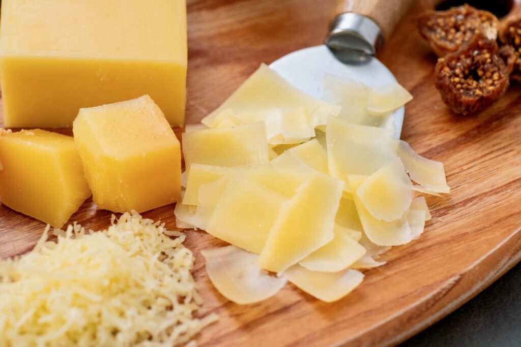 薄く削ったハードチーズ,チーズ工房チカプのシマフクロウ